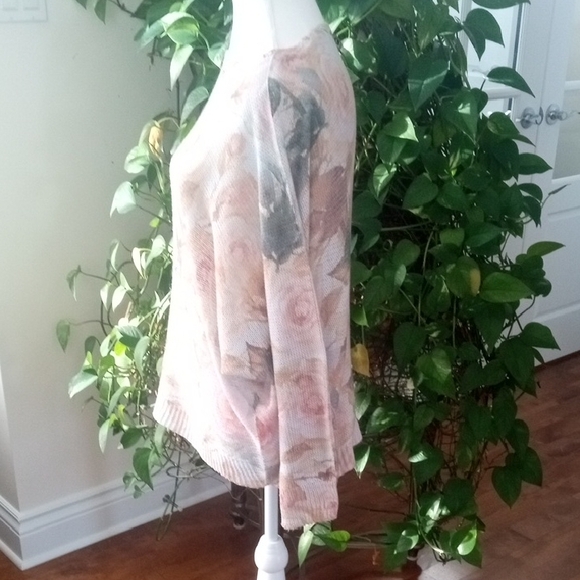 Chic Rose Patterned Sweater - Picture 6 of 14